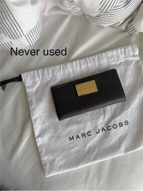 Marc Jacobs Black Leather Wallet with Gold Plaque